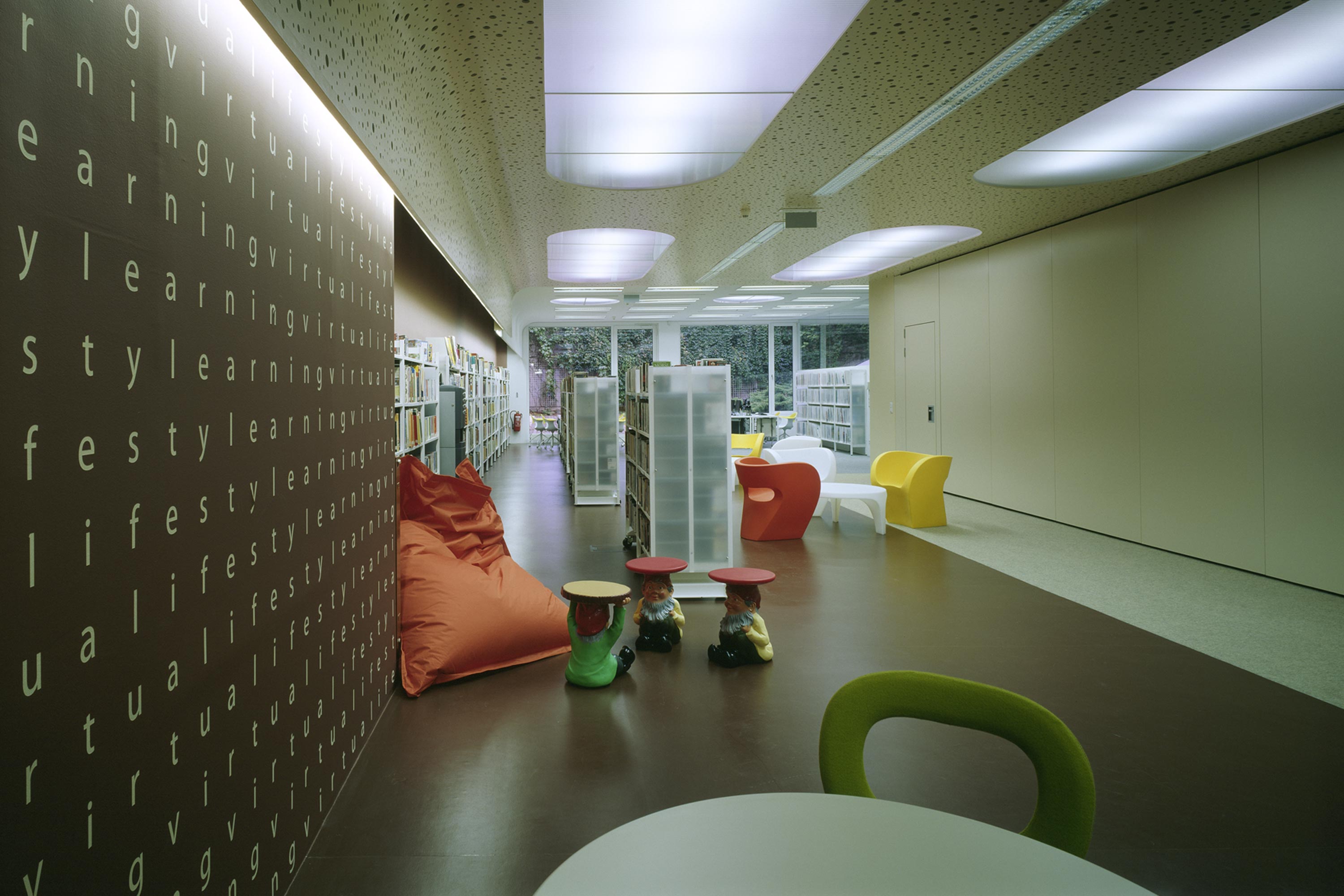 British Council Austria, Lifestyle Zone with a view of the Learning Zone. Photo: Gerald Zugmann | Berger+Parkkinen Architekten