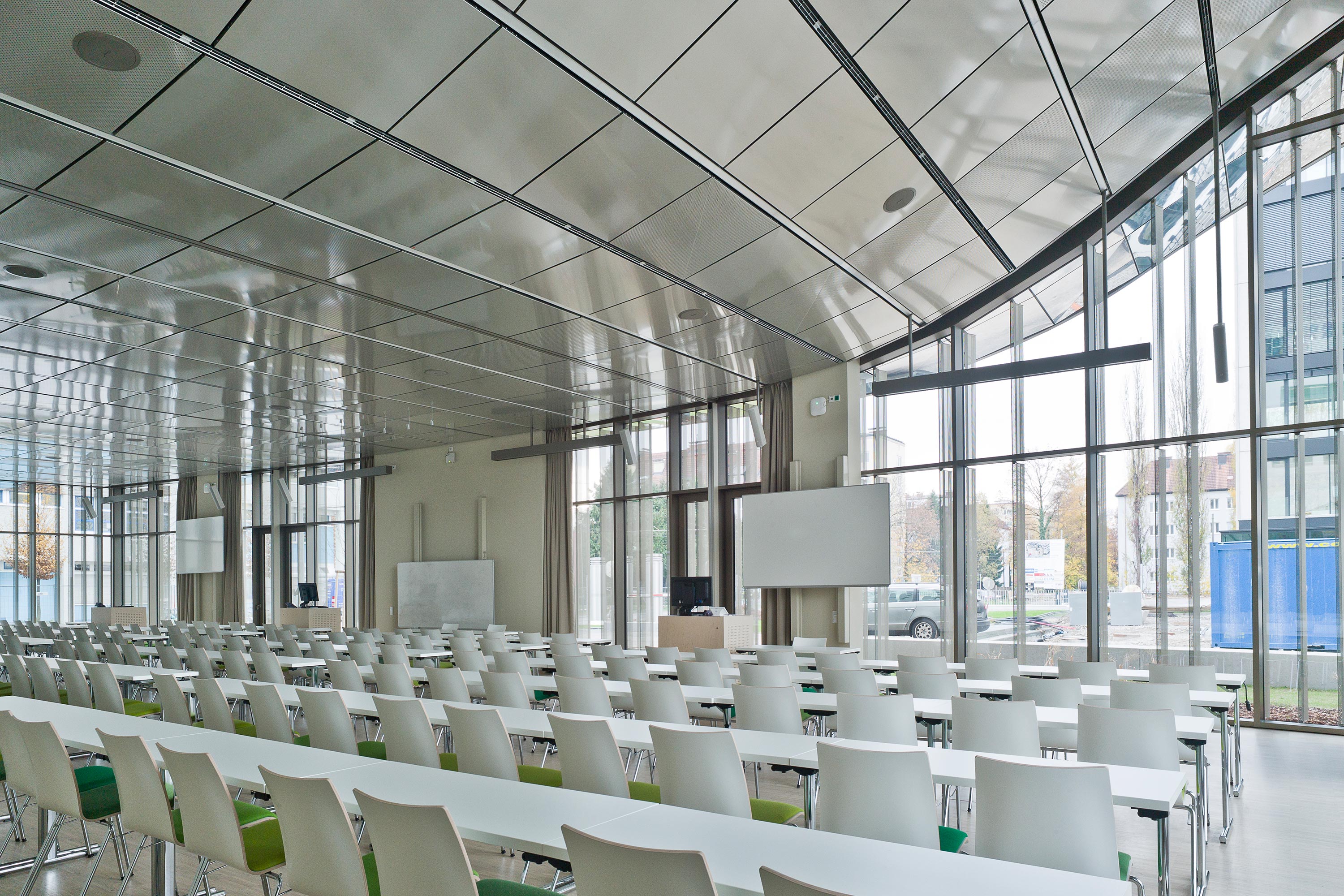 Paracelsus Medizinische Privatuniversität, Hörsaal. Foto: Berger+Parkkinen Architekten