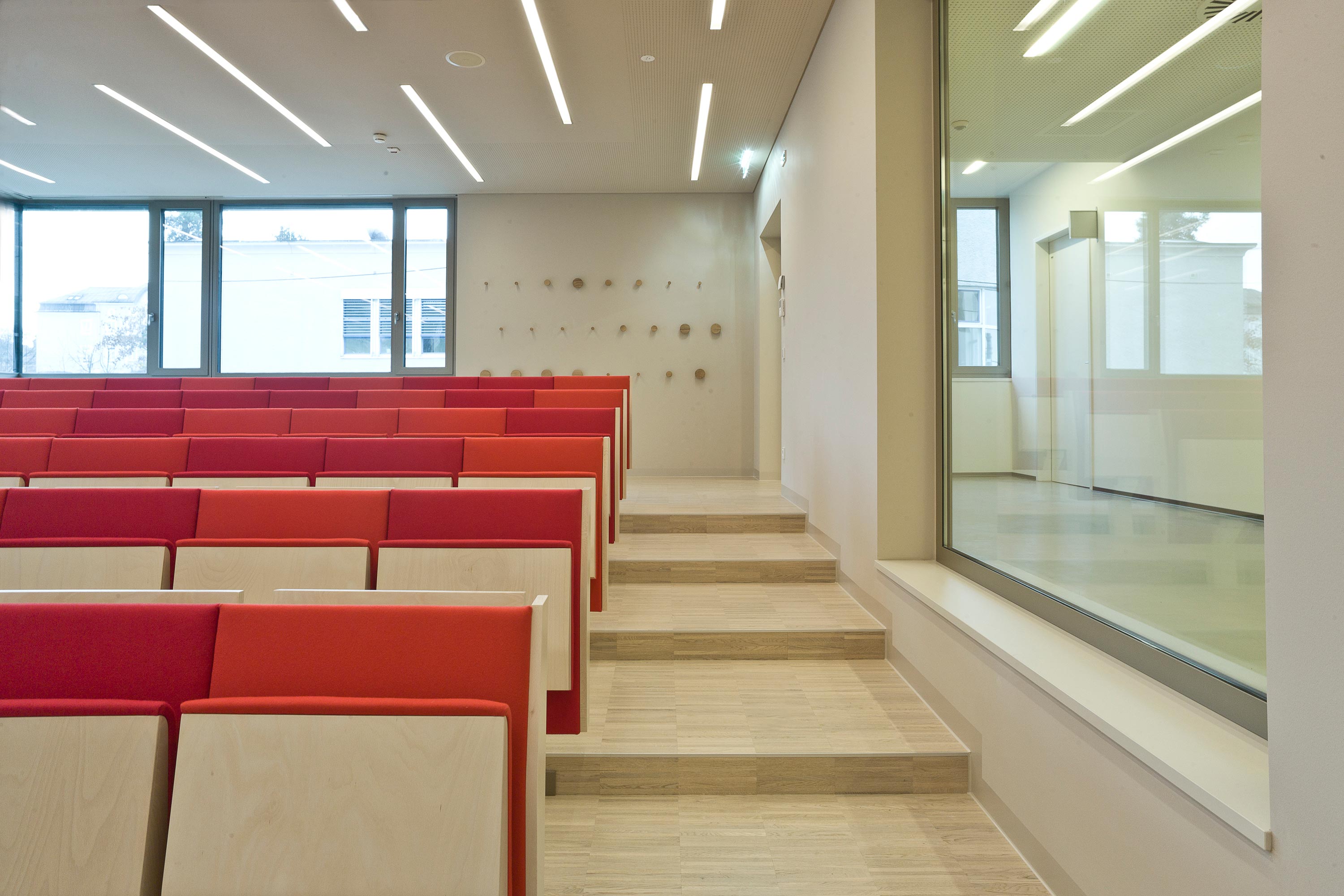 Institute building of Pharmacy, lecture room. Photo: Hertha Hurnaus | Berger+Parkkinen Architekten