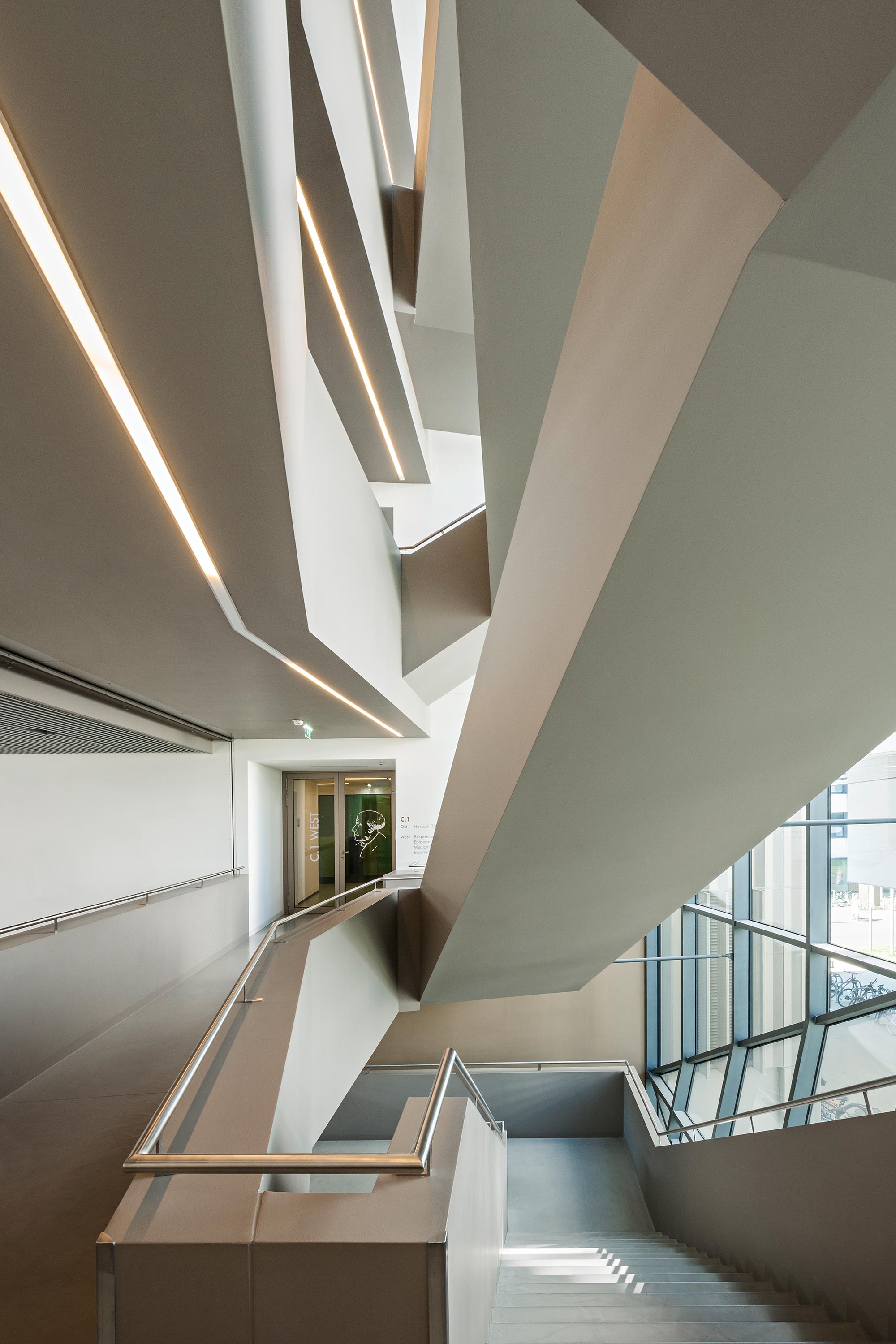 Paracelsus Medical University, stairway. Photo: Hertha Hurnaus | Berger+Parkkinen Architekten