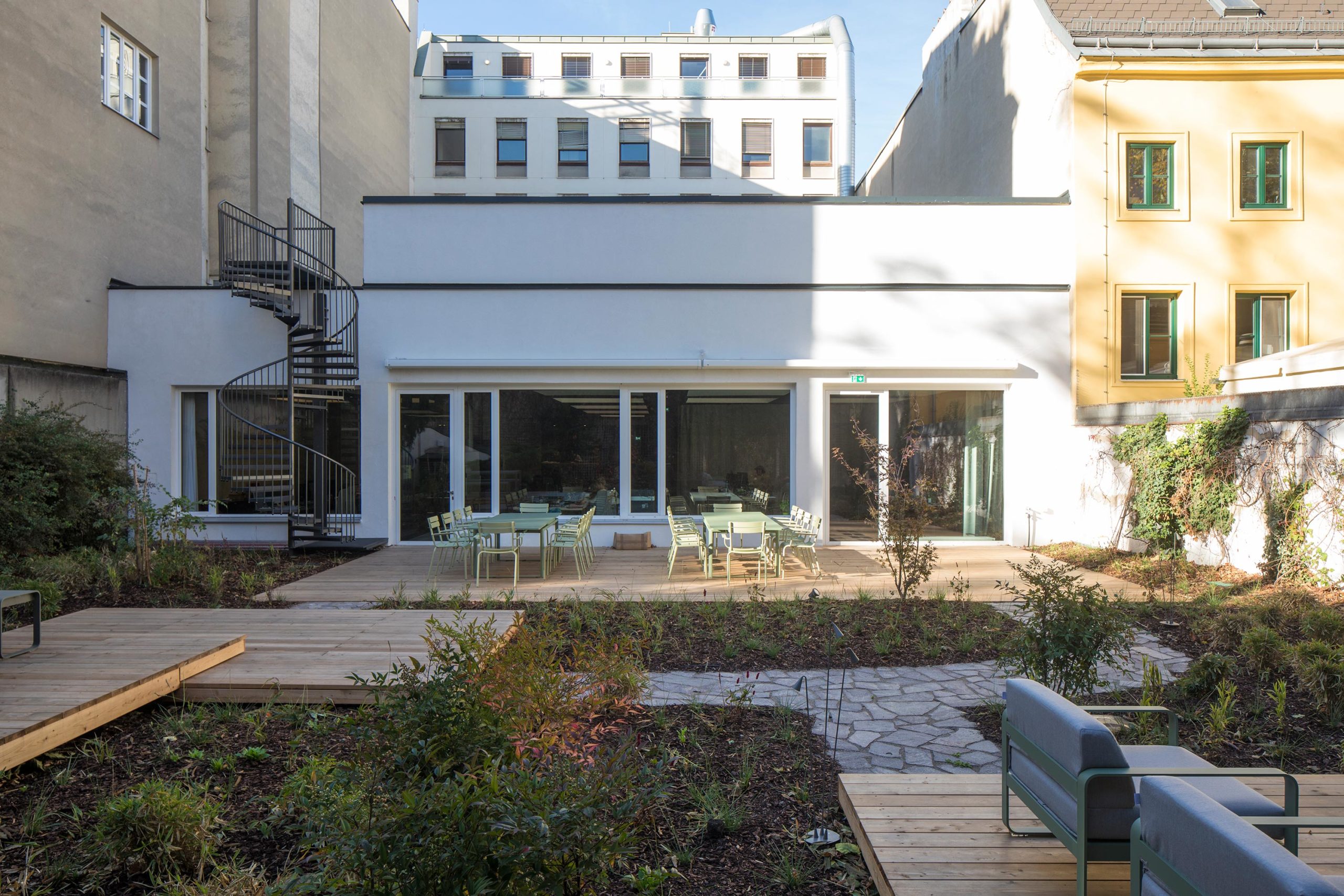 Addendum Editorial and TV-Studio, garden. Photo: Wolfgang Thaler | Berger+Parkkinen Architekten